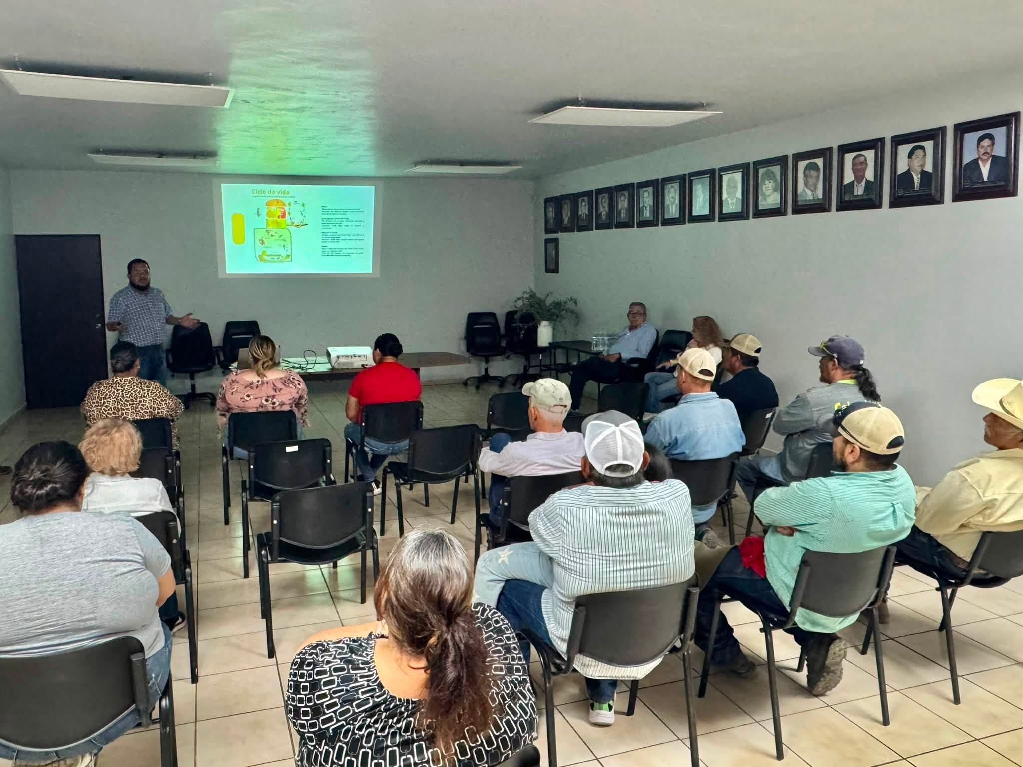 PLÁTICA INFORMATIVA SOBRE LA MOSCA DE LA FRUTA Y SUS AFECTACIONES, IMPARTIDA POR PERSONAL DE SADER