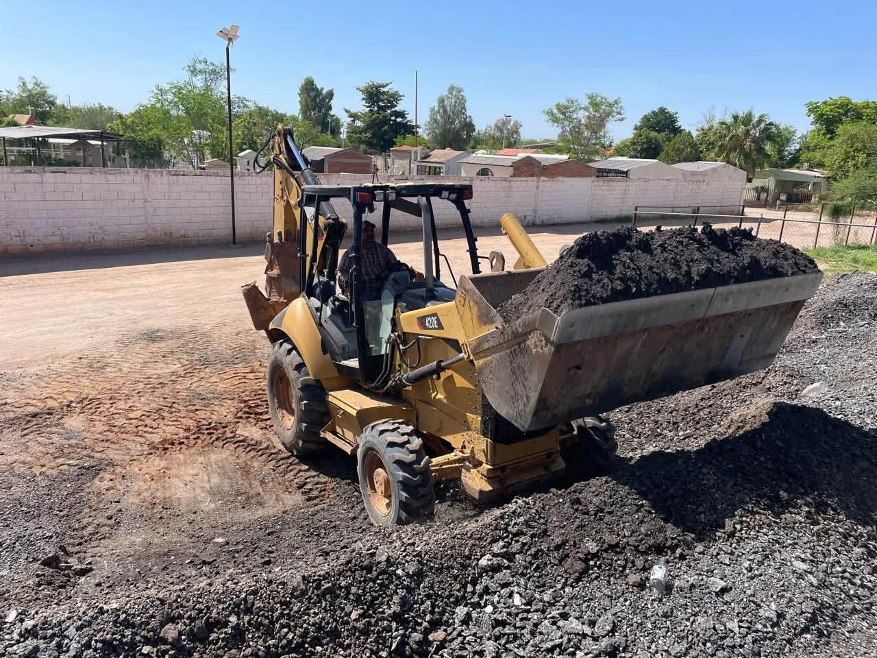 SE REALIZARON TRABAJOS CON RETROEXCAVADORA