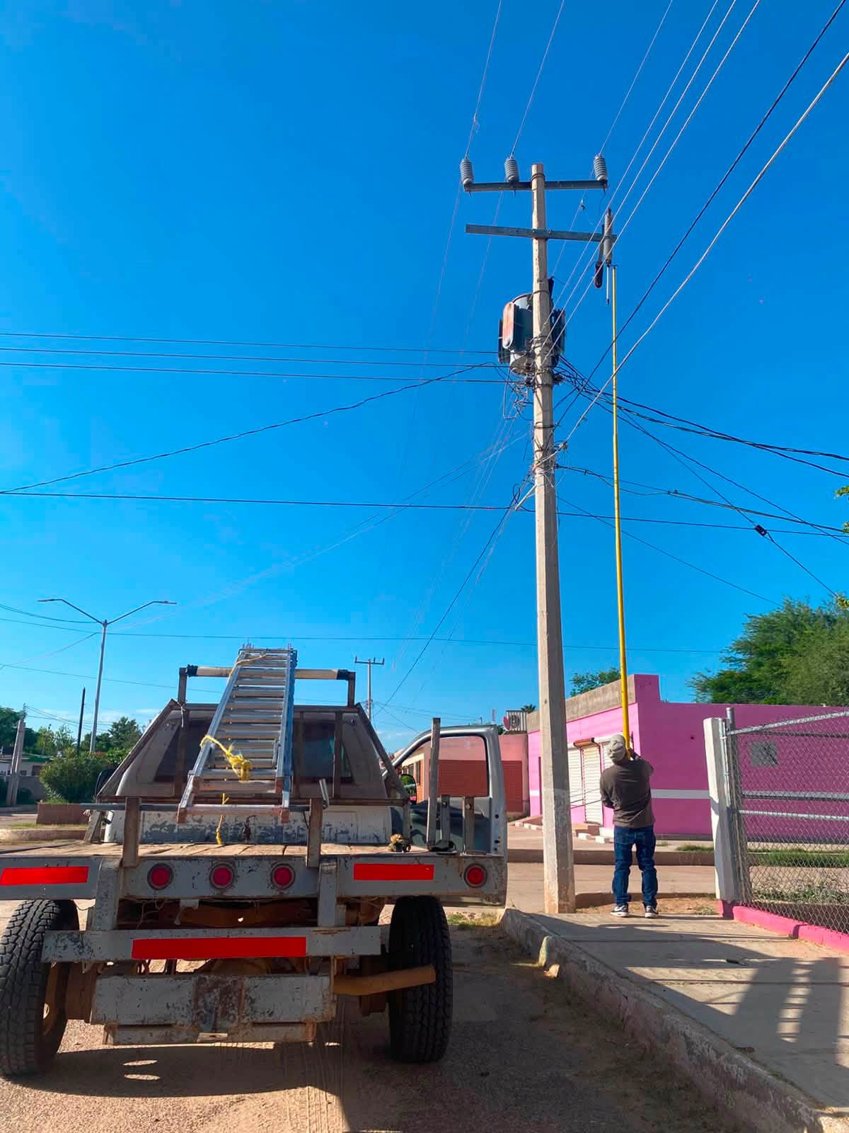 CONTINÚAN LOS TRABAJOS DE MANTENIMIENTO AL ALUMBRADO PÚBLICO EN CARBÓ